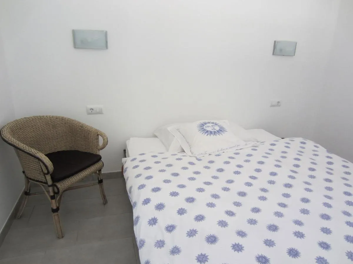 Отель Restaurante Y Apartamentos Can Mora Darnius